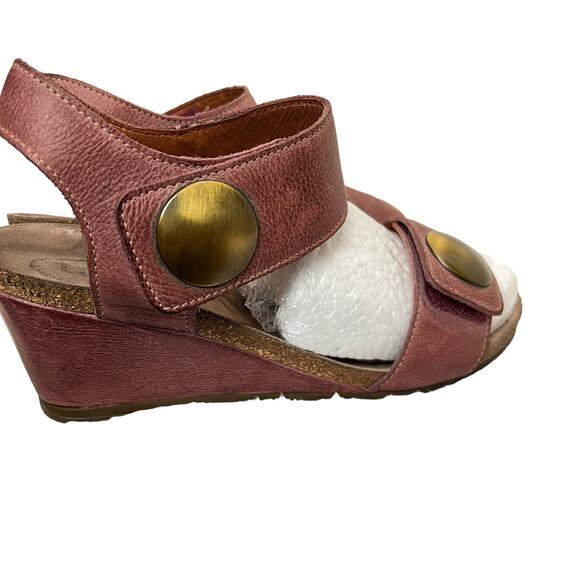 TAÖS Mauve Leather Wedge Sandals. Brass Detail 7  Boho Campy Casual - Picture 5 of 9